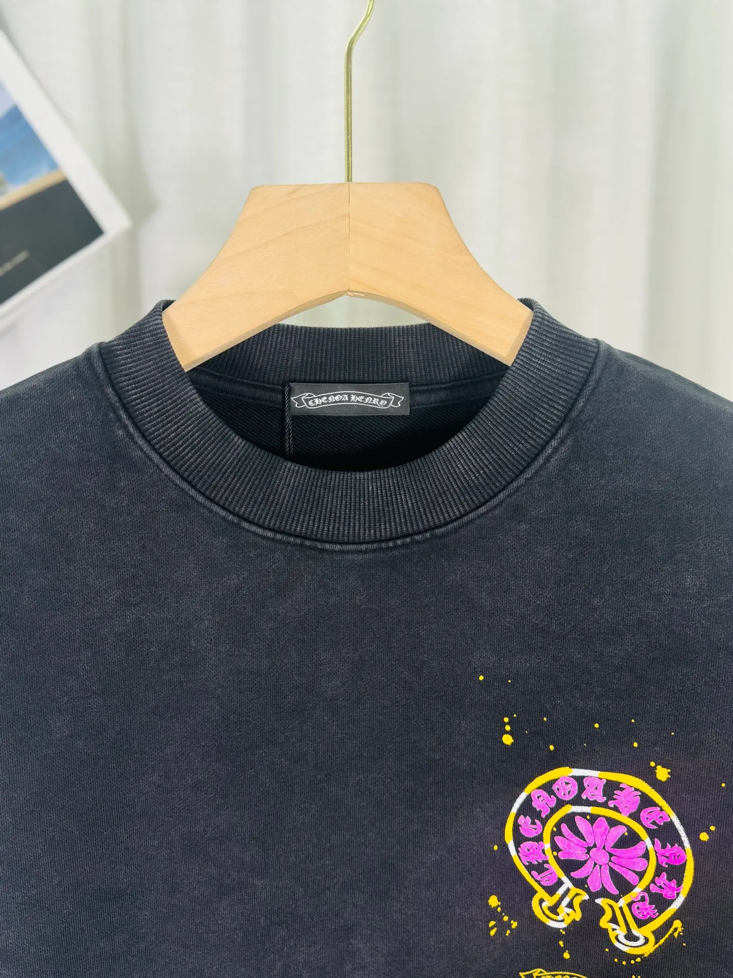 P270 top version, real shot without P, ​​different from market currency) 𝗖𝗵𝗿𝗼𝗺𝗲 𝗛𝗲𝗮𝗿𝘁𝘀/Croxin 2025 3D three-dimensional autumn and winter new original single counter American laser burnt 3D offset printing couple casual sweatshirt 👑The highest version! Customized fabric 430g tripe terry fabric! American pickling and distressing, fried snowflakes, 3D offset printing, best-selling model at the counter, very comfortable to wear. Accessories: original molded and authenticated collar label➕100% silk wash water label. Genuine purchase-grade original hangtag➕matching hanging rope➕3D hanging beads➕original packaging bag. Craftsmanship: The original version has consistent wiring! The highest version of the armhole matching technique! Color: Gray Black Size: S M L XL Style No.: 9317